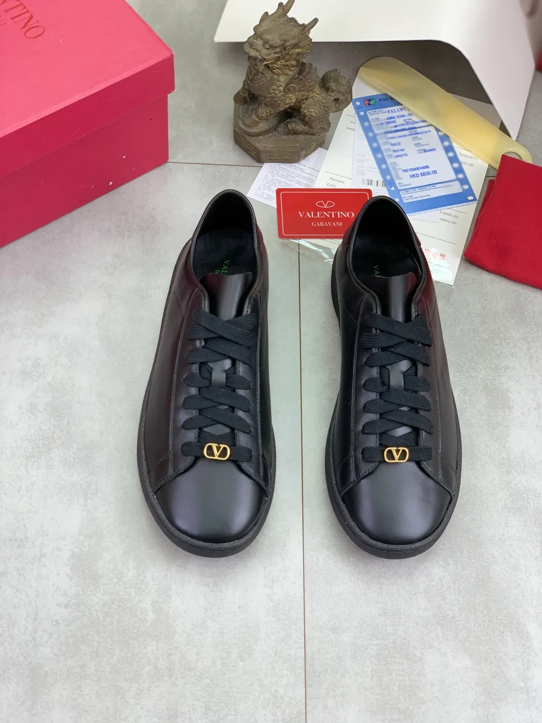 Men's men's shoes 💰P520 New style 💰 Top version Valentino Valentino 25/ Royco series Cherry 🍒Couple style Casual sneakers White shoes Original purchase and development Production Classic and timeless low-top sneakers outline a lazy silhouette, supplemented by low-key and restrained brand details, evolved into a must-have item in the wardrobe, comfortable and versatile!  ✔️Fabric: Original customized first-layer cowhide ✔️Inner lining: Imported breathable sheep lining ✔️Sole: Original molded anti-slip rubber material ✔️Size: 38-45